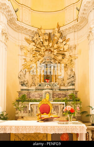 Italien Sizilien antike Netum Noto Antica Mount Alveria wieder aufgebaut nach 1693 Erdbeben Kirche Chiesa di San Carlo altar Kruzifix Statuen aus Marmor Blumen Stockfoto