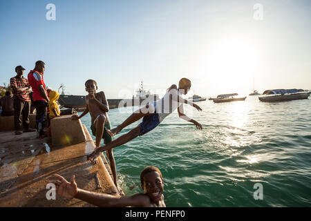 Stone Town, Sansibar, 13. Januar - 2015: Mann tauchen Sie direkt in das Meer. Stockfoto