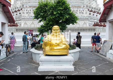 Gold Buddha Statue im Wat Arun oder der Tempel der Morgenröte am Ufer des Chao Phraya Fluss in Bangkok, Thailand Stockfoto