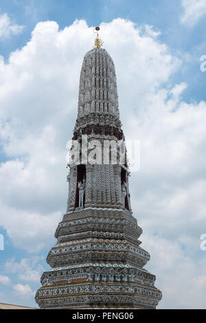 Einer der Türme oder prangs am Wat Arun oder der Tempel der Morgenröte am Ufer des Chao Phraya Fluss in Bangkok, Thailand Stockfoto