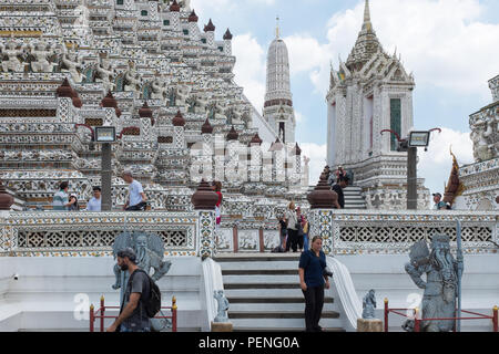 Besucher auf die Schritte, um den wichtigsten Prang oder Turm am Wat Arun oder der Tempel der Morgenröte am Ufer des Chao Phraya Fluss in Bangkok, Thailand Stockfoto