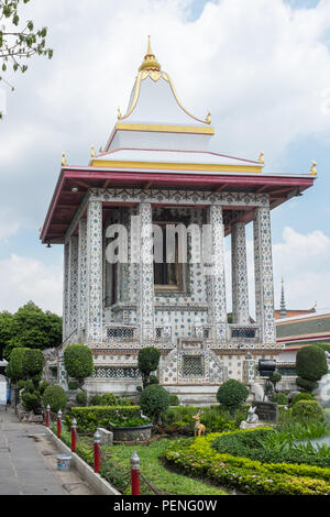 Wat Arun oder der Tempel der Morgenröte am Ufer des Chao Phraya Fluss in Bangkok, Thailand Stockfoto