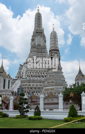 Einige der prangs oder Türme an der Wat Arun oder der Tempel der Morgenröte am Ufer des Chao Phraya Fluss in Bangkok, Thailand Stockfoto