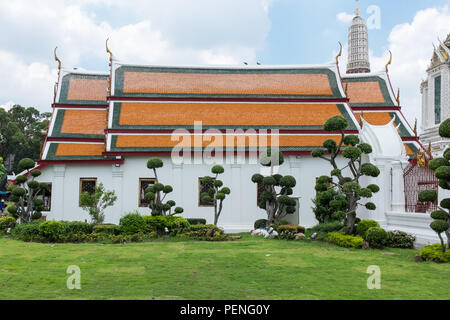 Wat Arun oder der Tempel der Morgenröte am Ufer des Chao Phraya Fluss in Bangkok, Thailand Stockfoto