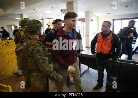 Fast 100 Marinesoldaten und Matrosen mit special-purpose Marine Air-Ground Task Force Krise Response-Africa etabliert eine Evakuierung Control Center für eine Übung in der Naval Air Station Sigonella, Italien. Die Übung vorbereitet die Krise Response Unit für eine militärische Unterstützung abreise Mission. Der Passagier Terminal verwendet eine echte ECC seit 19 Monaten beim SPMAGTF-CR-AF, in der Evakuierung von US-Personal von der US-Botschaft in Tripolis, Libyen unterstützt. Us-Bürger und Botschaft Personal im Konvoi in die Nachbarländer Tunesien gereist, bevor Sie NAS Sigonella, wo sie Verfahren wurden geflogen Stockfoto