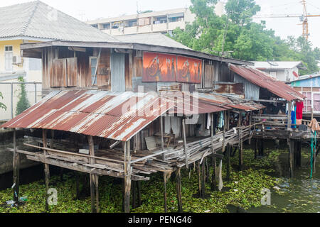Selbst gebaut aus Holz und Wellblech Haus auf Stelzen auf dem Chao Phraya in Bangkok, Thailand gebaut Stockfoto
