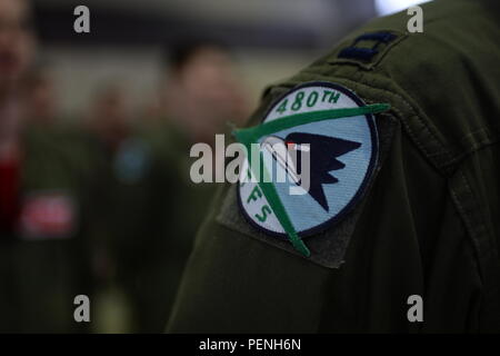 Ein 480th Fighter Squadron Pilot trägt ein 480Th Tactical Fighter Squadron Patch beim Stehen in der Ausbildung bei einem Befehl Zeremonie im Hangar auf der Air Base Spangdahlem, Deutschland, Jan. 15, 2016. Mitglieder des Geschwaders serviert in einem Bildung begrüßt die ausgehenden und eingehenden Commander als Teil der militärischen Tradition bieten. (U.S. Air Force Foto: Staff Sgt. Joe W. McFadden/Freigegeben) Stockfoto