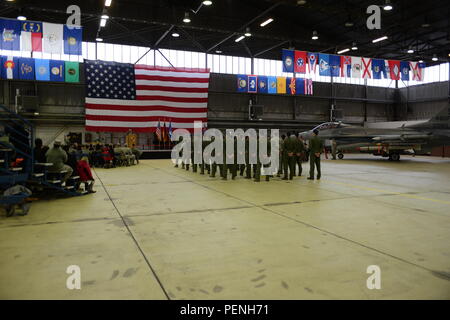 Spangdahlem Air Base Mitglieder der Community Watch der 480th Fighter Squadron Ändern des Befehls Zeremonie im Hangar auf der Air Base Spangdahlem, Deutschland, Jan. 15, 2016. Die Zeremonie inklusive der Darstellung der Farben von der Spangdahlem Air Base Ehrengarde und dem Singen der Deutschen und der Amerikanischen Nationalhymne durch den Gesang Sabre Organisation. (U.S. Air Force Foto: Staff Sgt. Joe W. McFadden/Freigegeben) Stockfoto