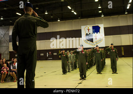 Us Air Force Oberstleutnant Timothy Murphy, 480th Fighter Squadron Commander, macht seinen ersten Gruß an seinem Geschwader während eines Befehls Zeremonie im Hangar auf der Air Base Spangdahlem, Deutschland, Jan. 15, 2016. Murphy kam in Spangdahlem nach wie der Chef der Sicherheit für den 31 Fighter Wing in Aviano Air Base, Italien. (U.S. Air Force Foto: Staff Sgt. Joe W. McFadden/Freigegeben) Stockfoto