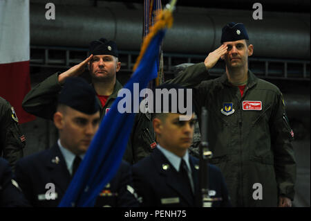 Us Air Force Oberstleutnant David Berkland, ausgehende 480th Fighter Squadron Commander, Links, und der US-Luftwaffe Oberstleutnant Timothy Murphy, eingehende 480Th FS Commander, Salute während dem Abspielen der Nationalhymnen bei einem Befehl Zeremonie im Hangar auf der Air Base Spangdahlem, Deutschland, Jan. 15, 2016. Berkland Befehl zu Murphy aufgegeben, nachdem die squadron Commander seit Januar 2014 dienen. (U.S. Air Force Foto: Staff Sgt. Joe W. McFadden/Freigegeben) Stockfoto