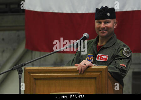 Us Air Force Oberstleutnant David Berkland, ausgehende 480th Fighter Squadron Commander, spricht während einer Änderung des Befehls Zeremonie im Hangar auf der Air Base Spangdahlem, Deutschland, Jan. 15, 2016. Berkland diente als Kommandant der 480th FS seit Januar 2014 und schloss seine Ausführungen mit dem Motto der Staffel: "First In, Last Out." (U.S. Air Force Foto: Staff Sgt. Joe W. McFadden/Freigegeben) Stockfoto