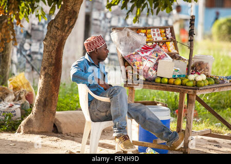 Stone Town, Sansibar, 13. Januar - 2015: Mann, der durch seine Garküche. Stockfoto