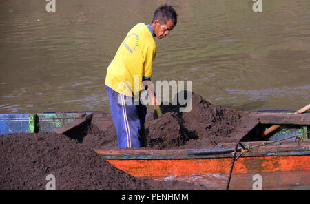 Flusssand miner Arbeiten an Lastkahn, Citarum Fluss, Bandung, Indonesien Stockfoto