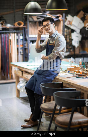 Portrait von zuversichtlich Leder Handwerker im Studio Stockfoto