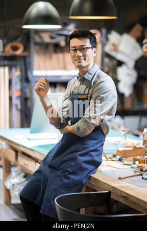 Portrait von zuversichtlich Leder Handwerker im Studio Stockfoto