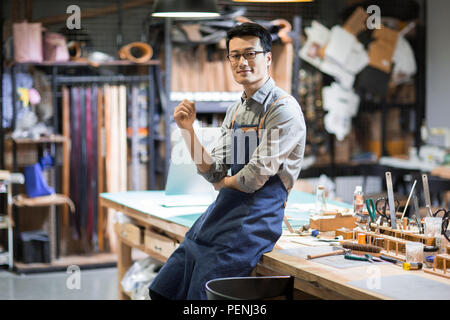 Portrait von zuversichtlich Leder Handwerker im Studio Stockfoto