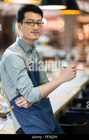 Portrait von zuversichtlich Leder Handwerker im Studio Stockfoto