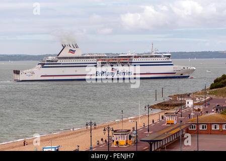 Portsmouth, England, Großbritannien 2018. Cap Finistere ein Ro-Ro-Fähre Southsea Castle vorbei und in Portsmouth Hafen. Stockfoto