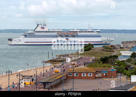 Portsmouth, England, Großbritannien 2018. Cap Finistere ein Ro-ro Fähre Southsea Castle vorbei und in Portsmouth Hafen. Stockfoto