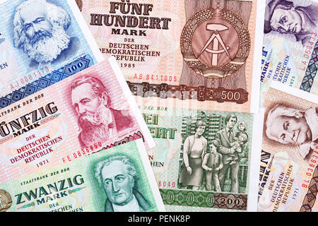 Altes Geld aus Ostdeutschland, ein Hintergrund Stockfoto