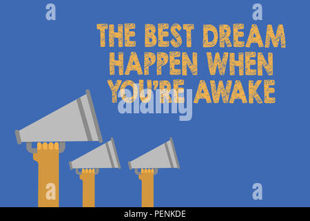 Schreiben Hinweis mit den Besten passieren Traum, wenn Sie wach sind. Business Foto präsentiert werden Träume wahr haben zu glauben, halten sich an den Händen Megaphone Stockfoto