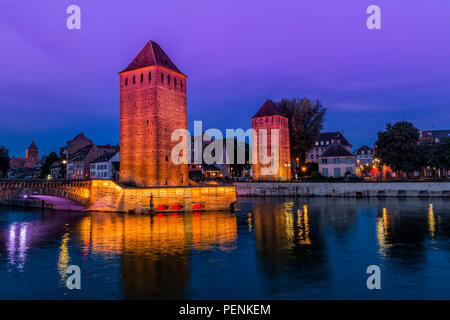 Ponts couverts über kranke Canal bei Sonnenuntergang, Straßburg, Elsaß, Bas-Rhin, Frankreich Stockfoto