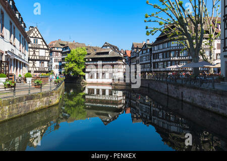 Maison Les und Fachwerkhäusern entlang der Ill Canal, Petite France, Straßburg, Elsaß, Bas-Rhin, Frankreich Stockfoto