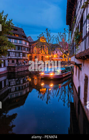 Nacht Kreuzfahrt auf der kranke Canal, Straßburg, Elsaß, Bas-Rhin, Frankreich Stockfoto