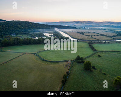 Drone Bild eines Misty dawn Englisch Landschaft als die Sonnenaufgänge in West Sussex Stockfoto