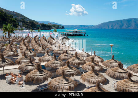 Strand und Bar, Uji i Ftohte in der Nähe von Vlora, Riviera, Ionisches Meer, Albanien Stockfoto