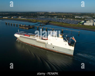 Luftbild von Ro-ro-Frachter Adeline auf der Themse in der Nähe von Dartford England auf. Ein sonniger Morgen. Stockfoto