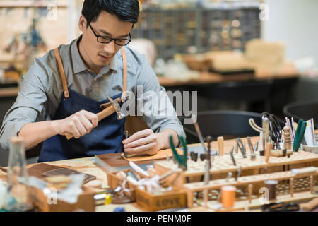 Junge leder Handwerker arbeiten im Studio Stockfoto