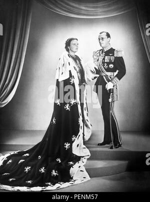Königin Juliana der Niederlande und ihr Gemahl Prinz Bernhard. Die Königin ist in der Pracht ihrer Robe für Ihren nächsten Besuch in Großbritannien gezeigt. Stockfoto