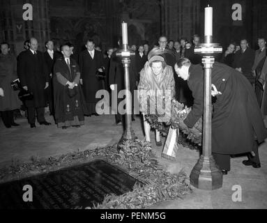 Königin Juliana und Prinz Bernhard Ort einen Kranz auf dem Grab des unbekannten Krieger an der Westminster Abbey. Stockfoto