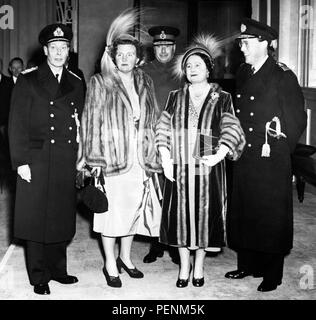 Königin Juliana und Prinz Bernhard von den Niederlanden neben König George VI (l) und Königin Elizabeth bei der Ankunft am Buckingham Palace nach der Fahrt von Victoria Station, London. Stockfoto