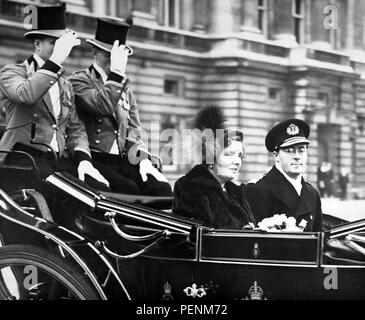 Königin Juliana und Prinz Barnhard der Niederlande verlassen Buckingham Palace in einem offenen Wagen der Guildhall während ihres Staatsbesuchs in Großbritannien. Stockfoto