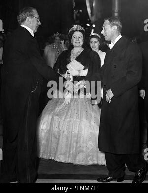 King George VI und Queen Elizabeth erhielt von der niederländischen Botschafter in London, M.Michels van Verduynen, wenn Sie im Claridge's Brook Street, Mayfair angekommen, ein Abendessen in ihrer Ehre von Königin Juliana und Prinz Barnhard der Niederlande zu besuchen. Stockfoto