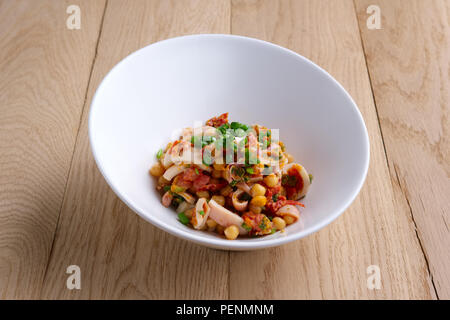 Salat mit Kichererbsen, Schinken, Speck, grüne Zwiebeln und Senf Stockfoto