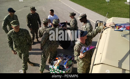 151218-N-ZZ 999-006 NAVAL STATION Rota, Spanien (31. 18, 2015) U.S. Navy Seabees zu Naval Mobile Konstruktion Bataillon (NMCB) 1 zugewiesen Spielzeug Spenden für Spielwaren für Tots auf die Flotte Anti-terror-Security Team, Europa an der Naval Station Rota, Spanien, Dez. 18, 2015. Mitglieder der NMCB 1 der Koalition der Segler gegen zerstörende Entscheidungen verkauft Frühstück während der Monate November und Dezember zum Fundraise mehr als 70 Spielzeug zu kaufen, zu spenden. (U.S. Marine Foto/freigegeben) Stockfoto