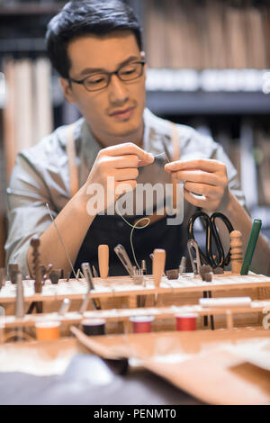 Junge leder Handwerker arbeiten im Studio Stockfoto