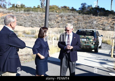 Frau Christine Harada, Leiter der Föderalen Sustainability Officer, Center, erhält einen Brief von Herrn Gary Funk, rechts, an der Wasserstofftankstelle an Bord Camp Pendleton, Calif., Dez. 29, 2015. Der Zweck der Reise war die neue White House Federal Chief Sustainability Officer Informationen und Hintergrund zum Elektrofahrzeug Marine Corps Installationen West-Marine Corps Base Camp Pendleton Beschaffung, erneuerbare Energie zur Verfügung zu stellen, und wie das Wasser Nachhaltigkeit Programme unterstützen die Vereinigten Staaten Marine Corps Mission und Bereitschaft. (U.S. Marine Corps Foto von gunnery Sgt. Evan S. Ahlin/R Stockfoto