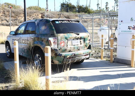 Eine Wasserstoff-Brennstoffzelle Fahrzeug wird auf der Anzeige für den Besuch von Frau Christine Harada, Chief Sustainability Officer des Bundes, an Bord Camp Pendleton, Calif., Dez. 29, 2015. Der Zweck der Reise war die neue White House Federal Chief Sustainability Officer Informationen und Hintergrund zum Elektrofahrzeug Marine Corps Installationen West-Marine Corps Base Camp Pendleton Beschaffung, erneuerbare Energie zur Verfügung zu stellen, und wie das Wasser Nachhaltigkeit Programme unterstützen die Vereinigten Staaten Marine Corps Mission und Bereitschaft. (U.S. Marine Corps Foto von gunnery Sgt. Evan S. Ahlin/Freigegeben) Stockfoto