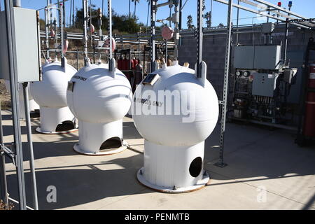 Frau Christine Harada, Chief Sustainability Officer des Bundes, wurde die Wasserstofftankstelle, die eine vorgeschlagene Plan für erneuerbare Energiequelle im Marine Corps Installationen West an Bord Camp Pendleton, Calif., Dez. 29, 2015 gezeigt. Der Zweck der Reise war die neue White House Federal Chief Sustainability Officer Informationen und Hintergrund zum Elektrofahrzeug Marine Corps Installationen West-Marine Corps Base Camp Pendleton Beschaffung, erneuerbare Energie zur Verfügung zu stellen, und wie das Wasser Nachhaltigkeit Programme unterstützen die Vereinigten Staaten Marine Corps Mission und Bereitschaft. (U.S. Marine Stockfoto