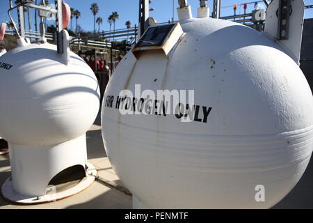 Frau Christine Harada, Chief Sustainability Officer des Bundes, wurde die Wasserstofftankstelle, die eine vorgeschlagene Plan für erneuerbare Energiequelle im Marine Corps Installationen West an Bord Camp Pendleton, Calif., Dez. 29, 2015 gezeigt. Der Zweck der Reise war die neue White House Federal Chief Sustainability Officer Informationen und Hintergrund zum Elektrofahrzeug Marine Corps Installationen West-Marine Corps Base Camp Pendleton Beschaffung, erneuerbare Energie zur Verfügung zu stellen, und wie das Wasser Nachhaltigkeit Programme unterstützen die Vereinigten Staaten Marine Corps Mission und Bereitschaft. (U.S. Marine Stockfoto