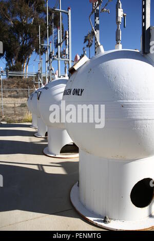 Frau Christine Harada, Chief Sustainability Officer des Bundes, wurde die Wasserstofftankstelle, die eine vorgeschlagene Plan für erneuerbare Energiequelle im Marine Corps Installationen West an Bord Camp Pendleton, Calif., Dez. 29, 2015 gezeigt. Der Zweck der Reise war die neue White House Federal Chief Sustainability Officer Informationen und Hintergrundwissen über das Marine Corps Installationen West-Marine Corps Base Camp PendletonÕs Elektrofahrzeug Beschaffung, erneuerbare Energie zur Verfügung zu stellen, und wie das Wasser Nachhaltigkeit Programme unterstützen die Vereinigten Staaten Marine Corps Mission und Bereitschaft. (U.S. Marine Stockfoto