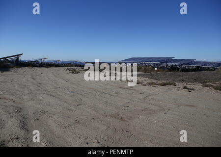 Frau Christine Harada, Chief Sustainability Officer des Bundes, wurde gezeigt, dass die Box Canyon Solar Photovoltaik Anlage, die eine der erneuerbaren Energien im Marine Corps Installationen West an Bord Camp Pendleton, Calif., 29. Dezember 2015. Der Zweck der Reise war die neue White House Federal Chief Sustainability Officer Informationen und Hintergrund zum Elektrofahrzeug Marine Corps Installationen West-Marine Corps Base Camp Pendleton Beschaffung, erneuerbare Energie zur Verfügung zu stellen, und wie das Wasser Nachhaltigkeit Programme unterstützen die Vereinigten Staaten Marine Corps Mission und Bereitschaft. (U.S. Stockfoto