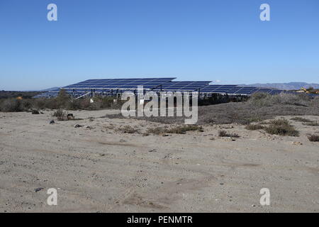 Frau Christine Harada, Chief Sustainability Officer des Bundes, wurde gezeigt, dass die Box Canyon Solar Photovoltaik Anlage, die eine der erneuerbaren Energien im Marine Corps Installationen West an Bord Camp Pendleton, Calif., 29. Dezember 2015. Der Zweck der Reise war die neue White House Federal Chief Sustainability Officer Informationen und Hintergrund zum Elektrofahrzeug Marine Corps Installationen West-Marine Corps Base Camp Pendleton Beschaffung, erneuerbare Energie zur Verfügung zu stellen, und wie das Wasser Nachhaltigkeit Programme unterstützen die Vereinigten Staaten Marine Corps Mission und Bereitschaft. (U.S. Stockfoto