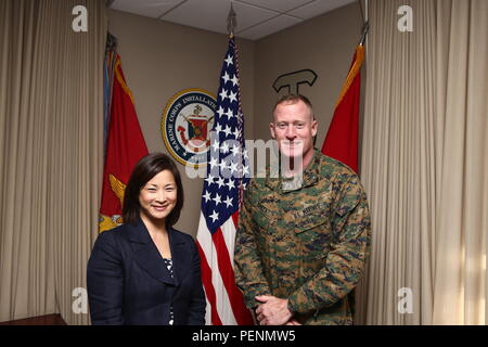 Us Marine Corps Brig. Gen. Edward D. Banta, Kommandierender General Marine Corps Installationen West-Marine Corps Base Camp Pendleton, und Frau Christine Harada, Chief Sustainability Officer des Bundes, posieren für ein Foto bei ihrem Besuch an Bord Camp Pendleton, Calif., Dez. 29, 2015. Der Zweck der Reise war die neue White House Federal Chief Sustainability Officer Informationen und Hintergrund zum Elektrofahrzeug Marine Corps Installationen West-Marine Corps Base Camp Pendleton Beschaffung, erneuerbare Energie zur Verfügung zu stellen, und wie das Wasser Nachhaltigkeit Programme unterstützen die Vereinigten Staaten Marine Stockfoto