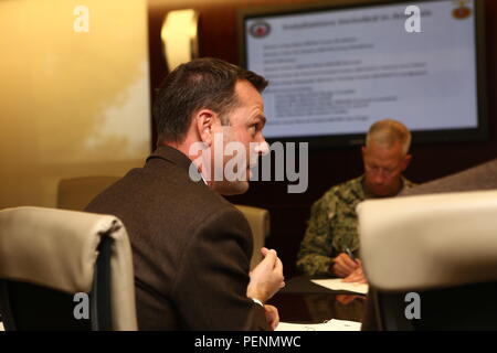 Herrn Jeff Paul, Marine Corps Installationen West Stellvertretender Stabschef der Ökologischen Sicherheit, Slips Frau Christine Harada, Chief Sustainability Officer des Bundes, bei ihrem Besuch an Bord Camp Pendleton, Calif., Dez. 29, 2015. Der Zweck der Reise war die neue White House Federal Chief Sustainability Officer Informationen und Hintergrund zum Elektrofahrzeug Marine Corps Installationen West-Marine Corps Base Camp Pendleton Beschaffung, erneuerbare Energie zur Verfügung zu stellen, und wie das Wasser Nachhaltigkeit Programme unterstützen die Vereinigten Staaten Marine Corps Mission und Bereitschaft. (U.S. Marine Stockfoto