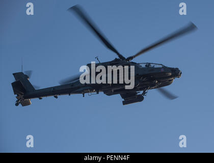 Eine AH-64, vom 1.BATAILLON, 3 Aviation Regiment, 12 Combat Aviation Brigade, bereitet die Ziele einer Live-Feuer bei Oksbol, Dänemark, 10.12.2015. (U.S. Armee Foto von Sgt. Thomas Mort, 12 CAB) Stockfoto